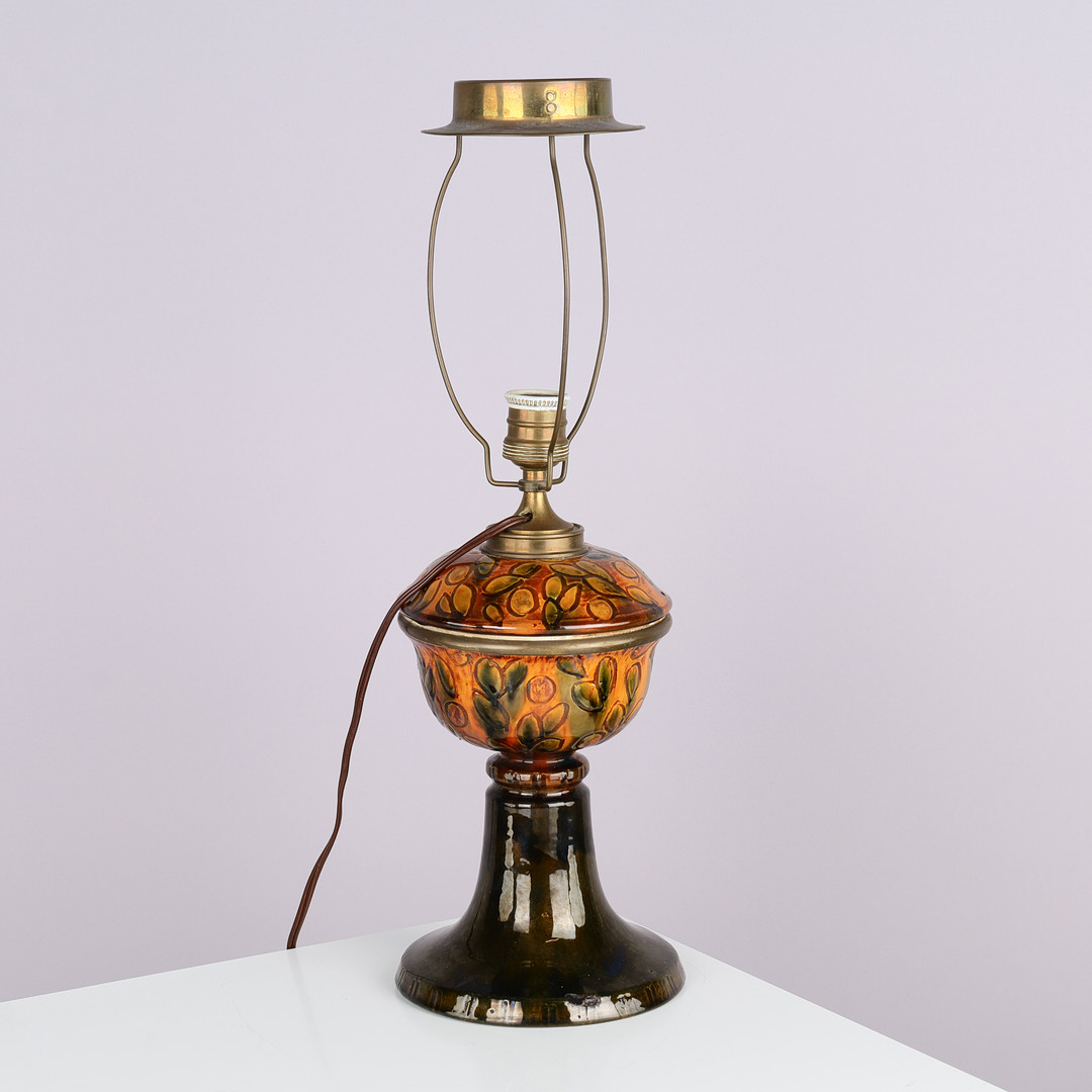 Bordlampe af stentøj, glaseret i grønne, brune, og gule nuancer, Skønvirke, Danmark, 1900-tallets første halvdel.