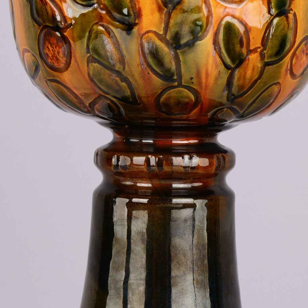 Bordlampe af stentøj, glaseret i grønne, brune, og gule nuancer, Skønvirke, Danmark, 1900-tallets første halvdel.