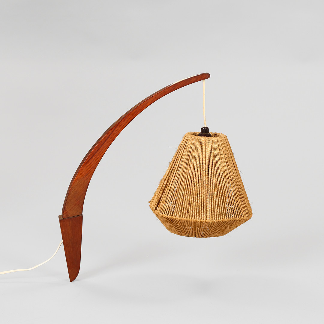 DANSK DESIGN. Væglampe med arm af teak, skærm af naturfiber, 1900-tallets anden halvdel.