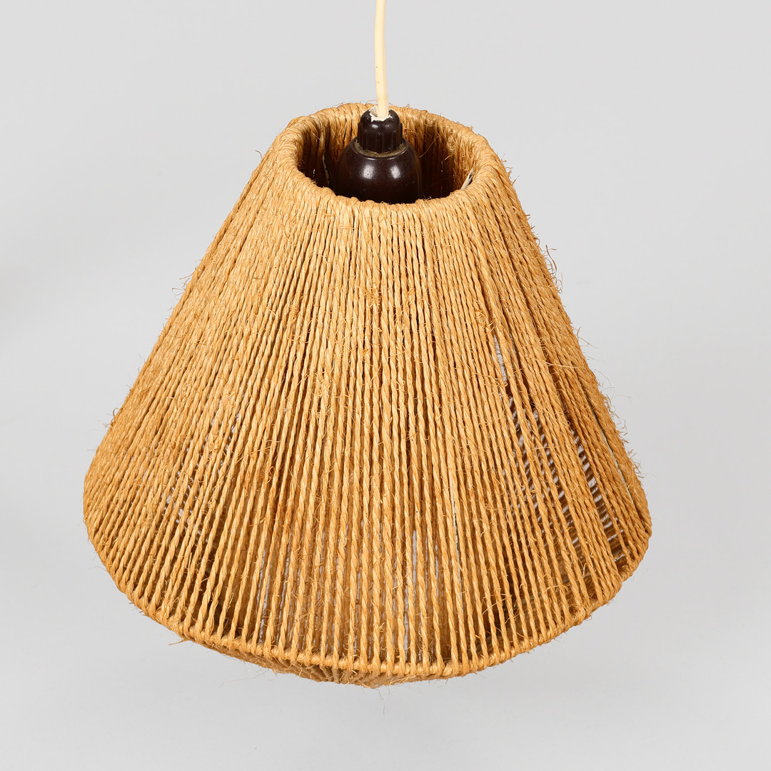 DANSK DESIGN. Væglampe med arm af teak, skærm af naturfiber, 1900-tallets anden halvdel.