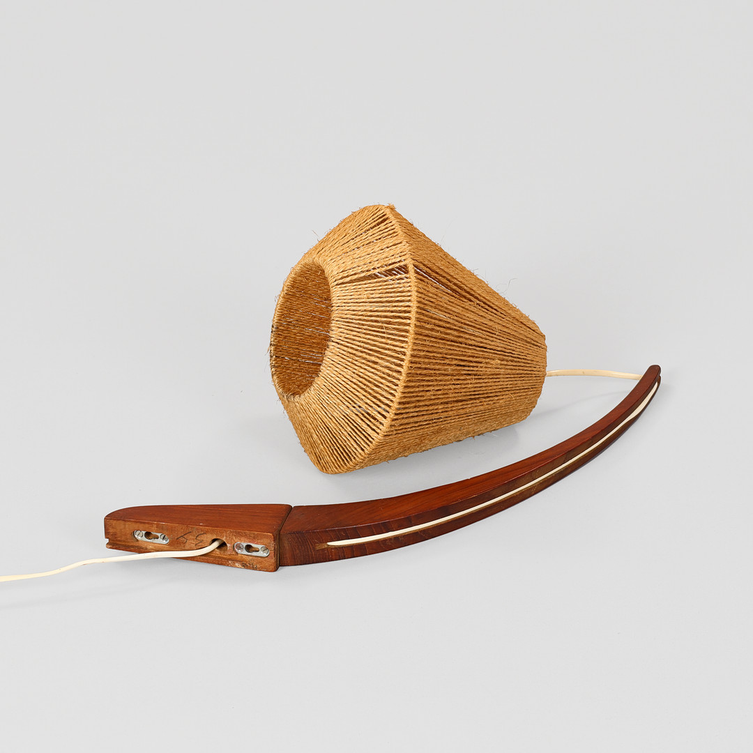 DANSK DESIGN. Væglampe med arm af teak, skærm af naturfiber, 1900-tallets anden halvdel.