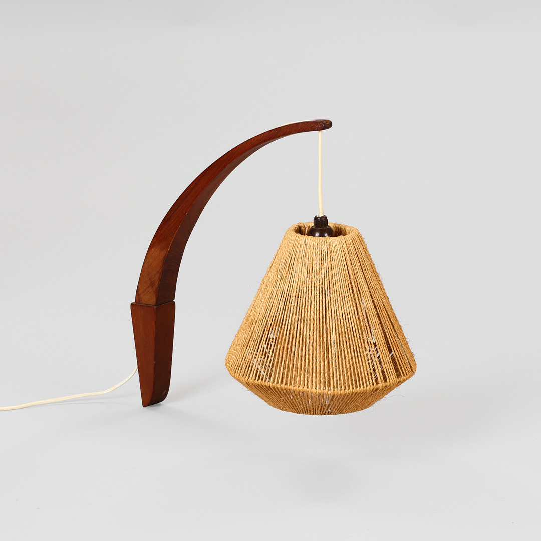 DANSK DESIGN. Væglampe med arm af teak, skærm af naturfiber, 1900-tallets anden halvdel.