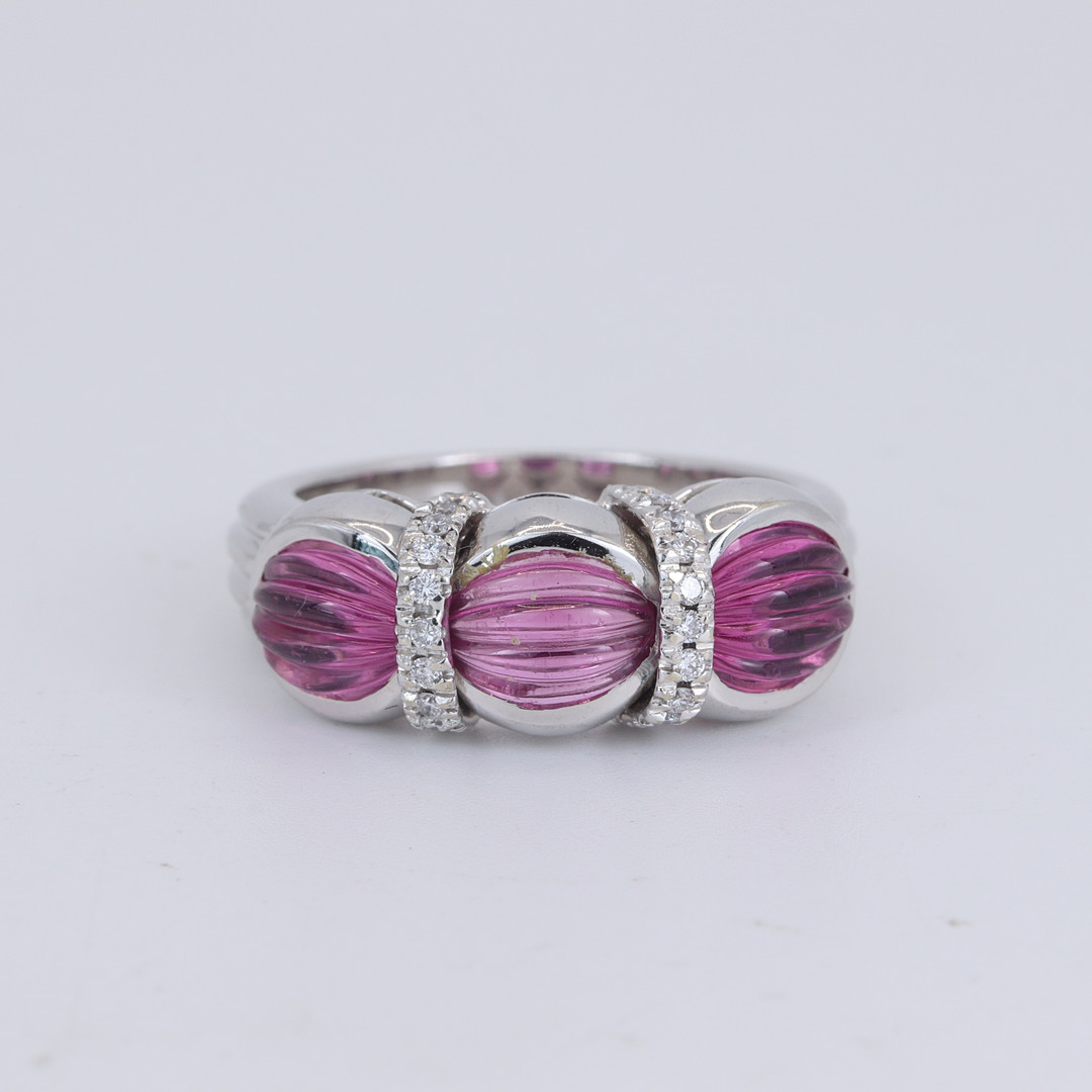18CT TOURMALINE AND DIAMOND RING.