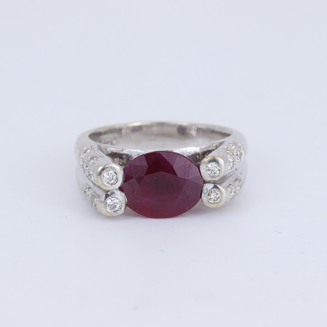 18CT RUBY AND DIAMOND RING.
