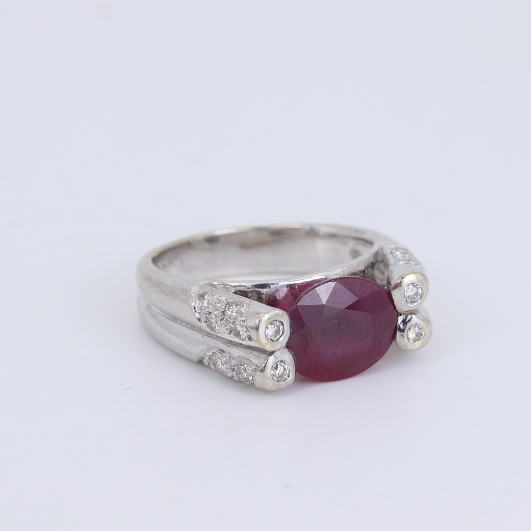 18CT RUBY AND DIAMOND RING.