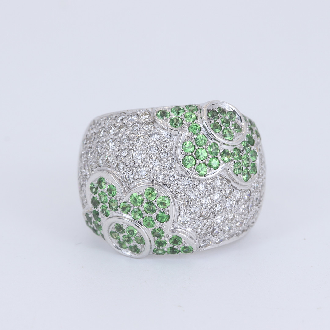 18CT TSAVORITE AND DIAMOND RING.