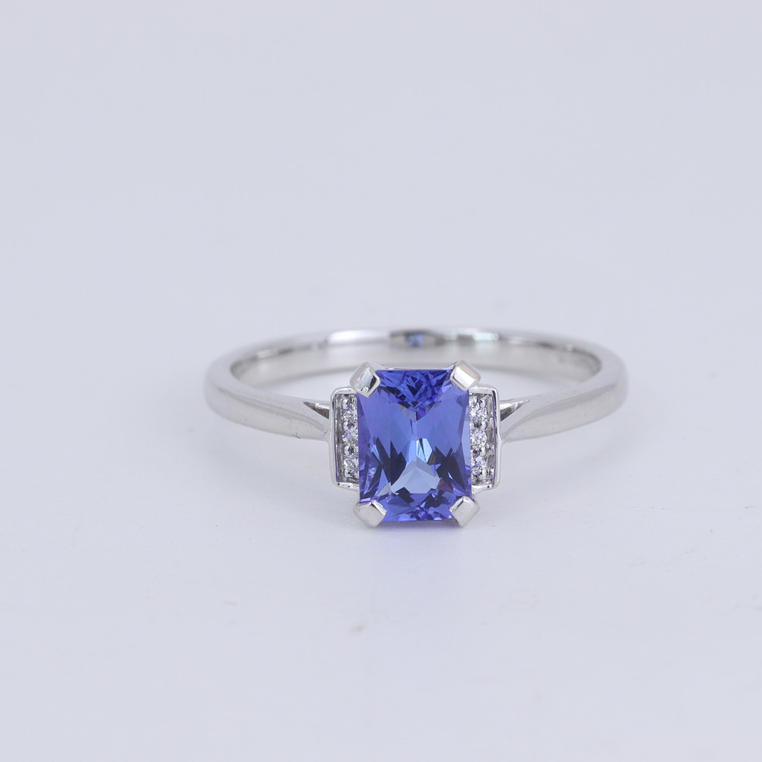 18CT TANZANITE AND DIAMOND RING.