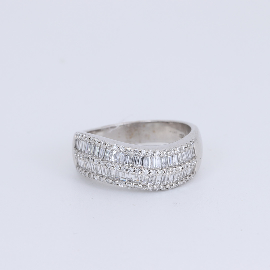 18CT GOLD 1.6CT DIAMOND RING.