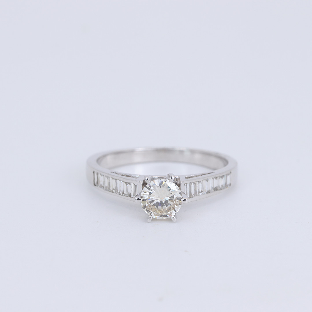 18CT 0.7 CT DIAMOND SOLITAIRE RING.