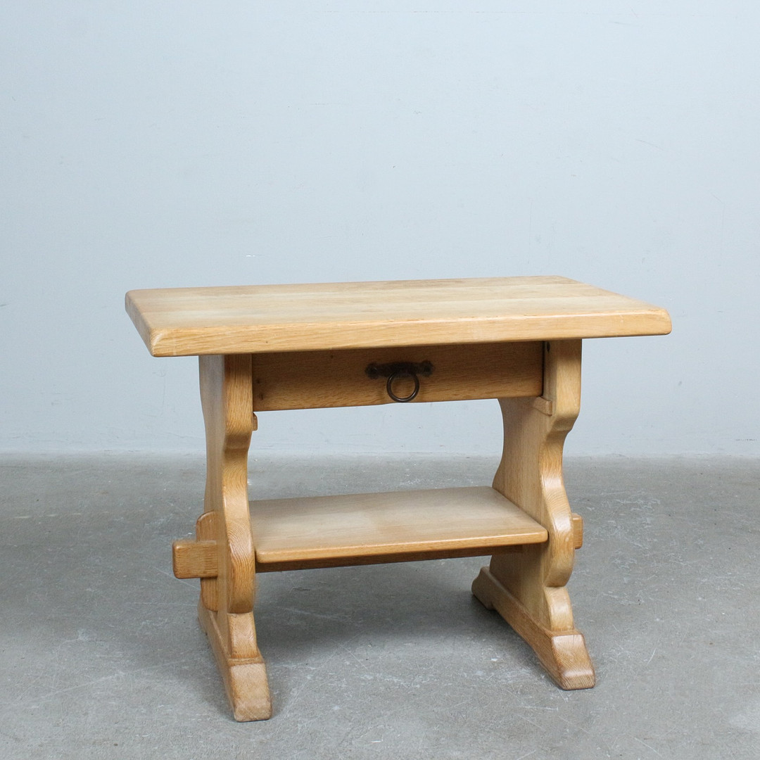 Massiver Eichentisch mit Schublade.