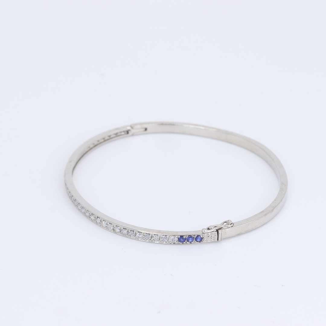 18CT DIAMOND AND SAPPHIRE BANGLE.