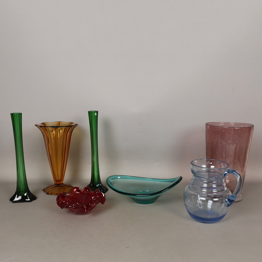 A COLLECTION OF ART GLASS VASES AND BOWLS (7).