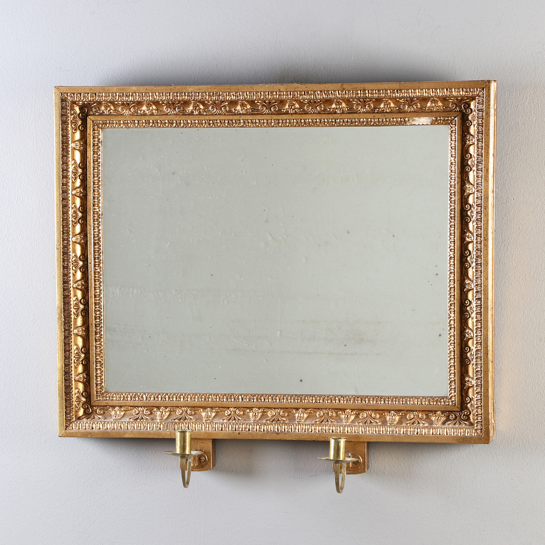 SPEGELLAMPETT. Trä och pastellage med bronserad dekor. Senempire, 1800-tal.