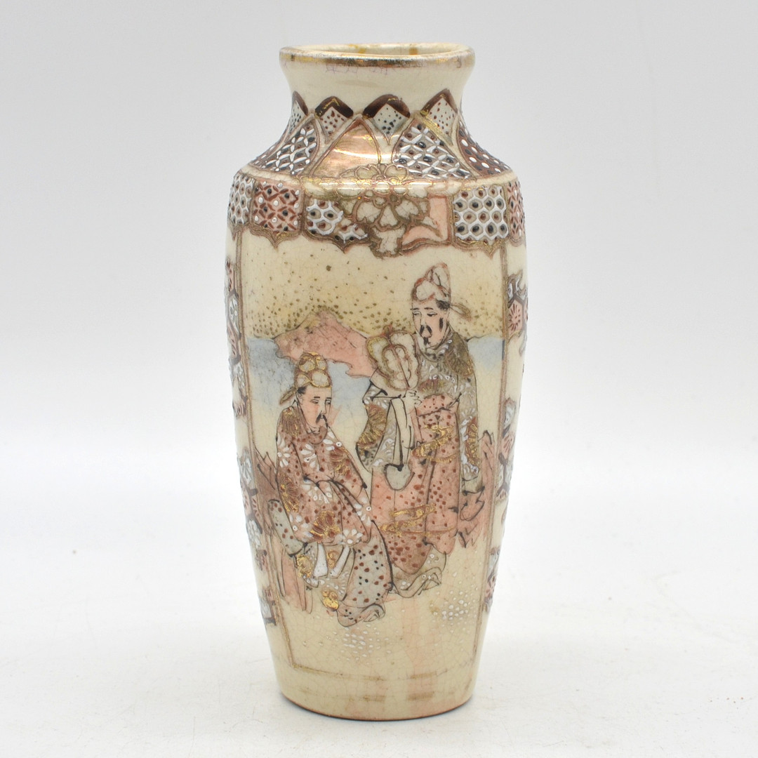 SATSUMA VASE, POLYCHROM MIT GOLDMALEREI, JAPAN, UM 1900.
