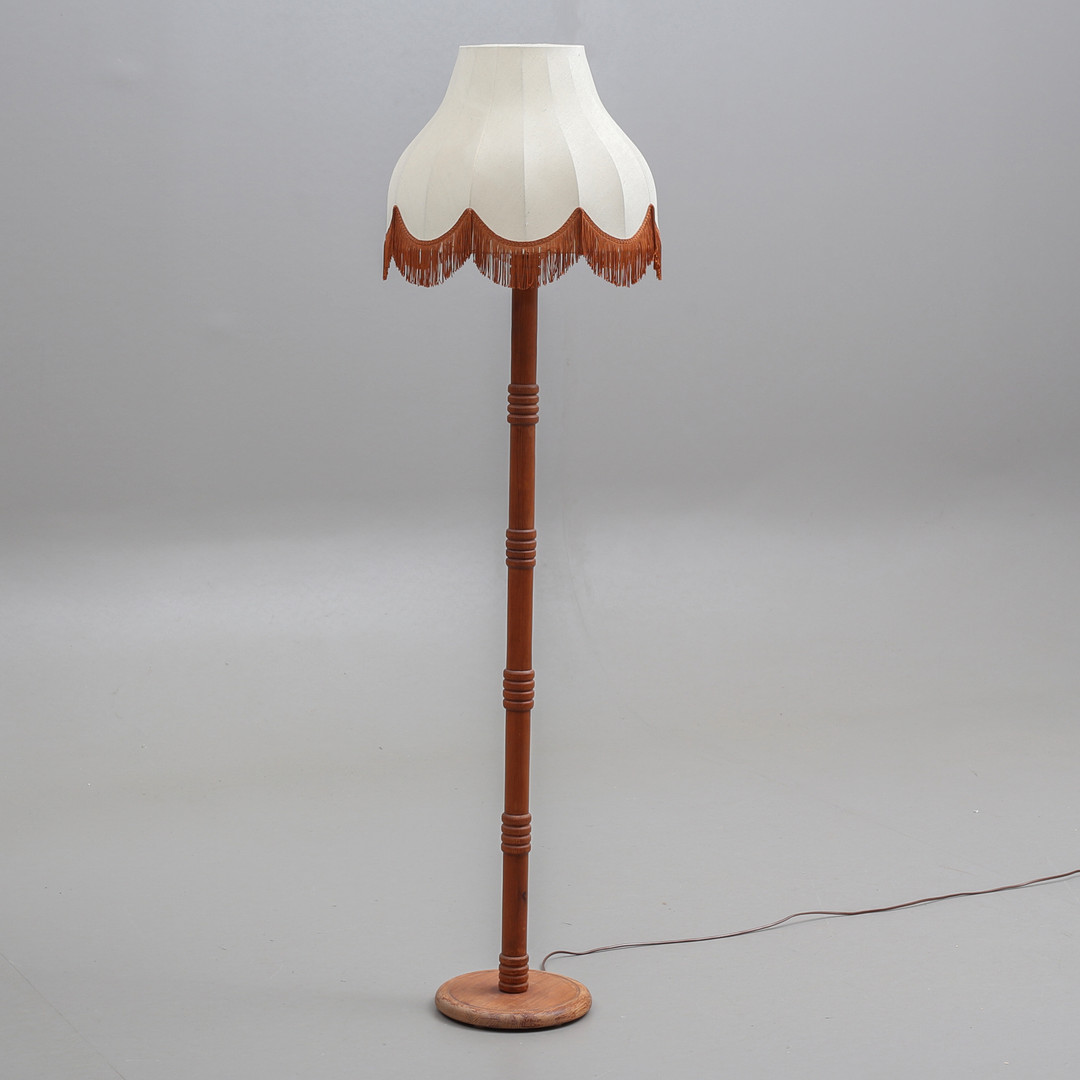 GOLVLAMPA, trä, 1900-talets senare del.