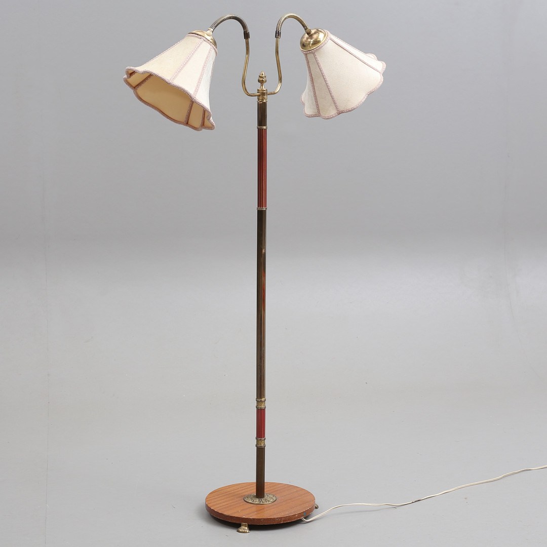 GOLVLAMPA, tvåarmad, 1900-talets mitt.