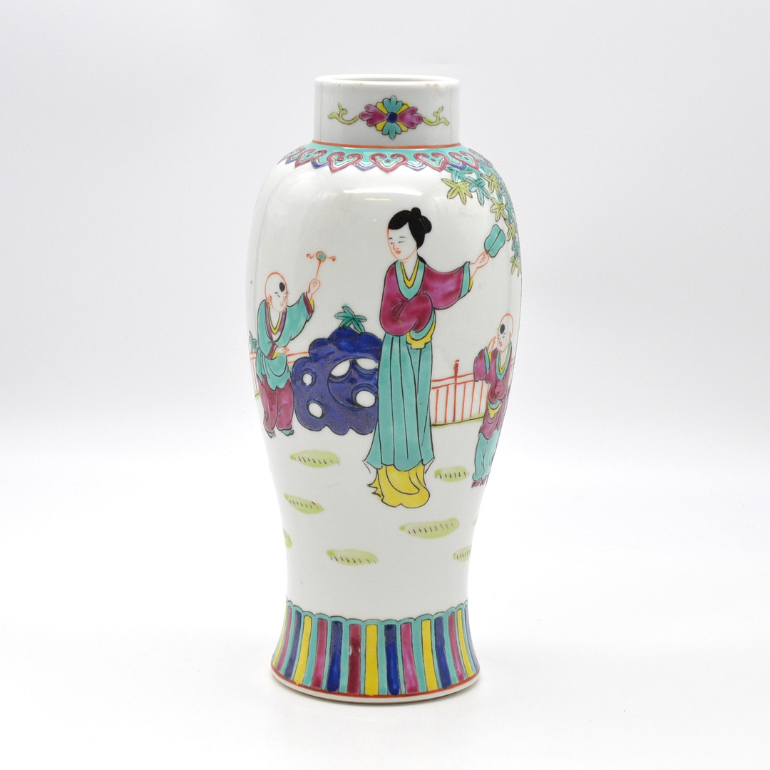 CHINESISCHE VASE, PORZELLAN, FAMILLE ROSE, KINDER SPIELEN IM GARTEN, CHINA, UM 1950.