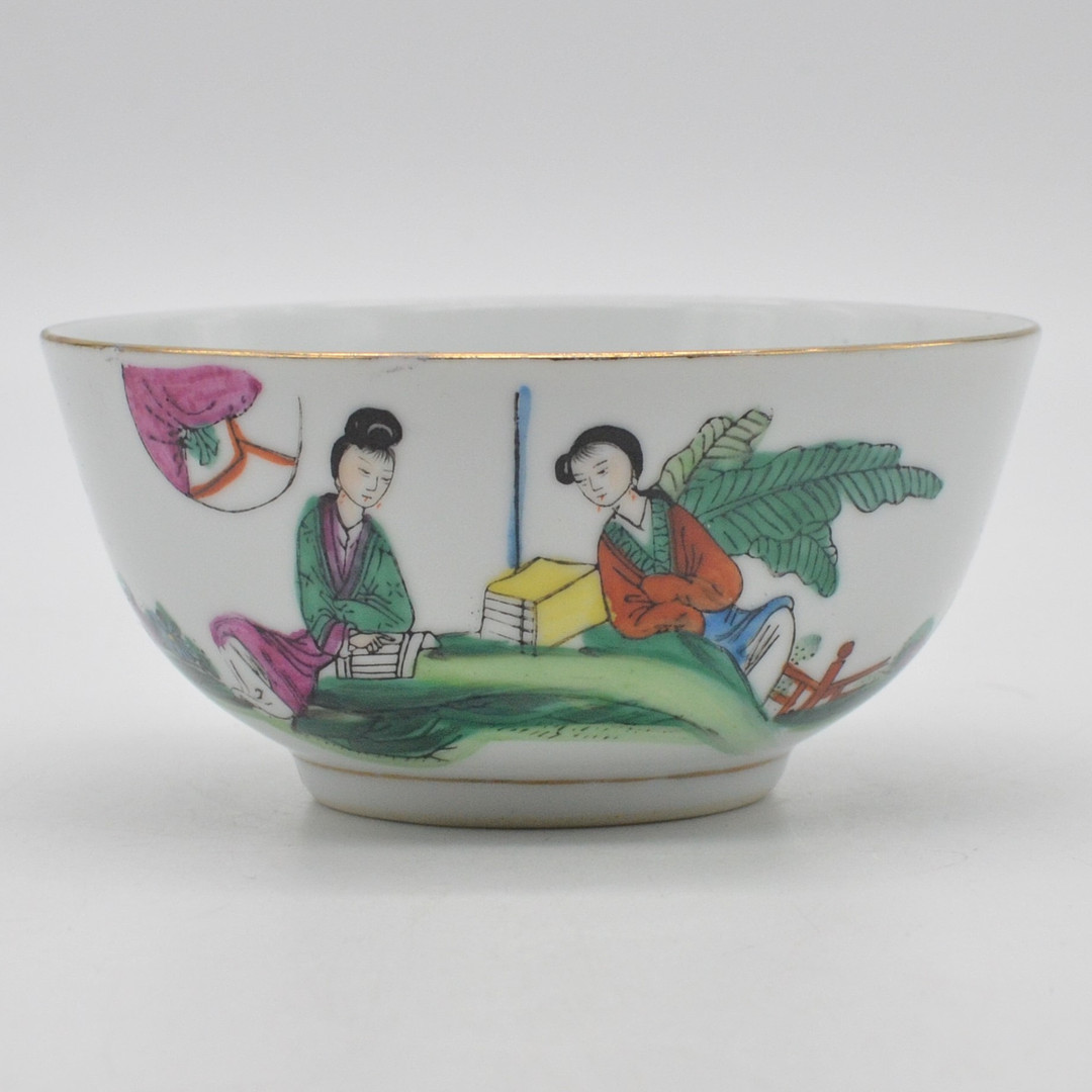 ASIATISCHE SCHALE, PORZELLAN, FARBIG GEFASST, LERNENDE MÄDCHEN, HANDBEMALT MIT GOLDRAND, JINGDEZHEN, UM 1980.