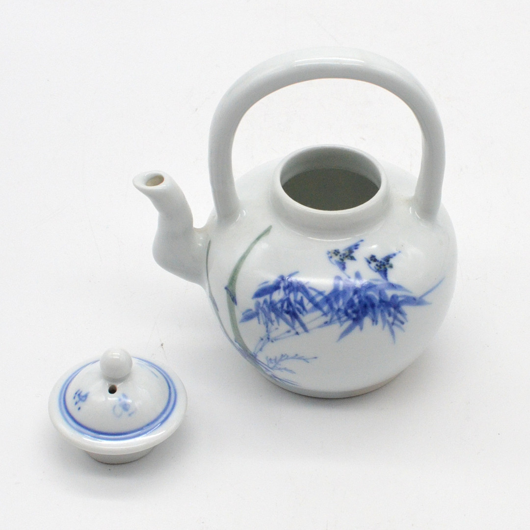 CHINESISCHE TEEKANNE, BAMBUS-MOTIV, PORZELLAN, BLAU AUF WEISS, 20. JAHRHUNDERT.