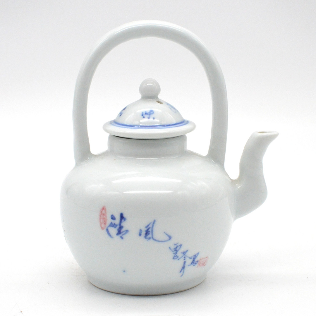 CHINESISCHE TEEKANNE, BAMBUS-MOTIV, PORZELLAN, BLAU AUF WEISS, 20. JAHRHUNDERT.