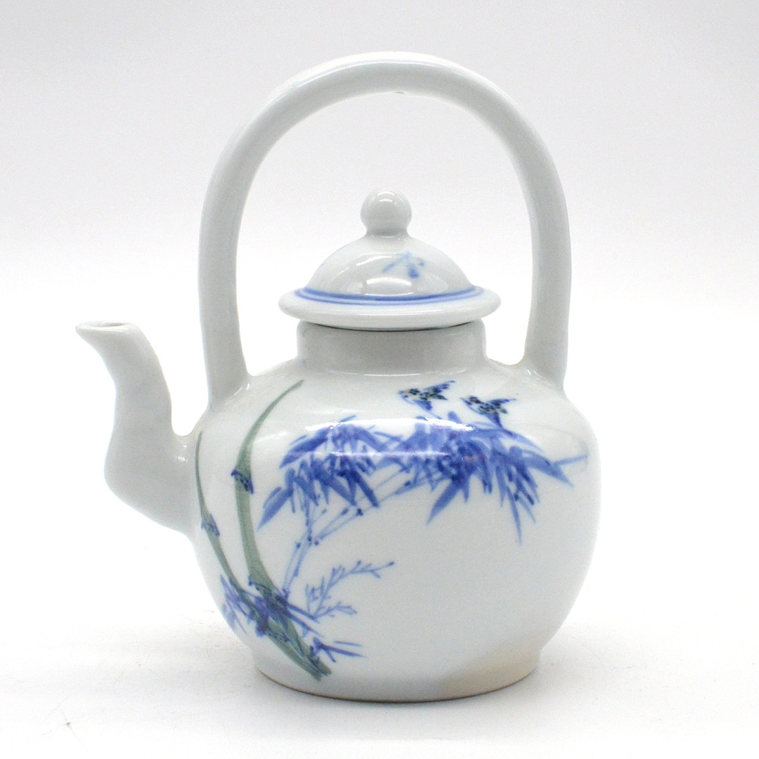 CHINESISCHE TEEKANNE, BAMBUS-MOTIV, PORZELLAN, BLAU AUF WEISS, 20. JAHRHUNDERT.