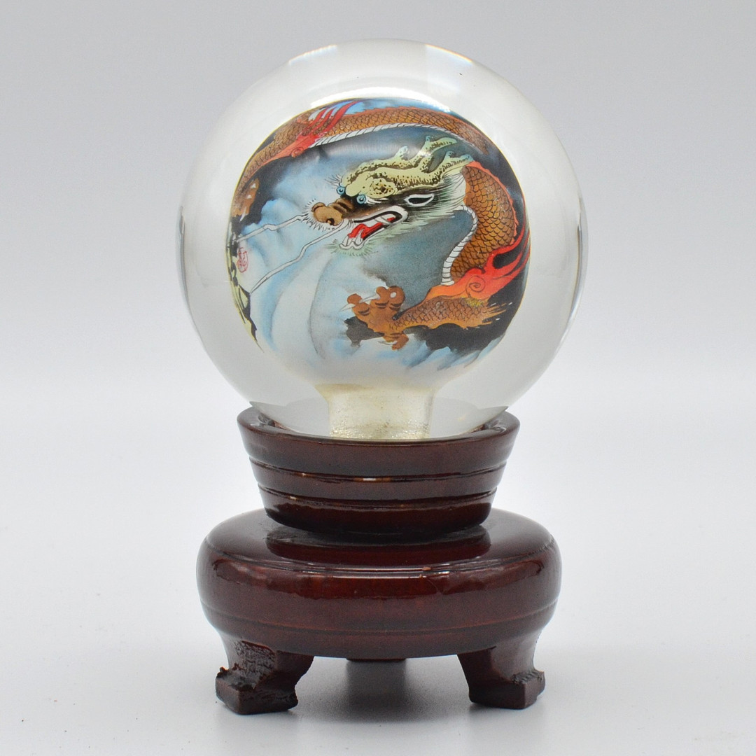 CHINESISCHE GLASKUGEL MIT HOLZSOCKEL, DRACHE, DREHBAR, 20. JAHRHUNDERT.