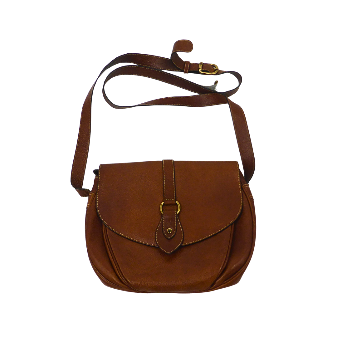 ETIENNE AIGNER LEDER-SATTELTASCHE IN COGNACBRAUN.