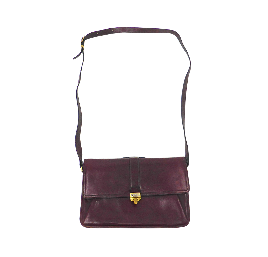 ETIENNE AIGNER LEDER-SCHULTERTASCHE IN BORDEAUXROT.