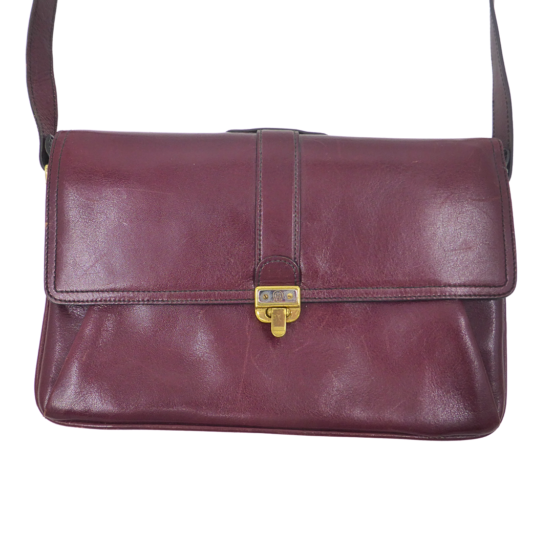 ETIENNE AIGNER LEDER-SCHULTERTASCHE IN BORDEAUXROT.