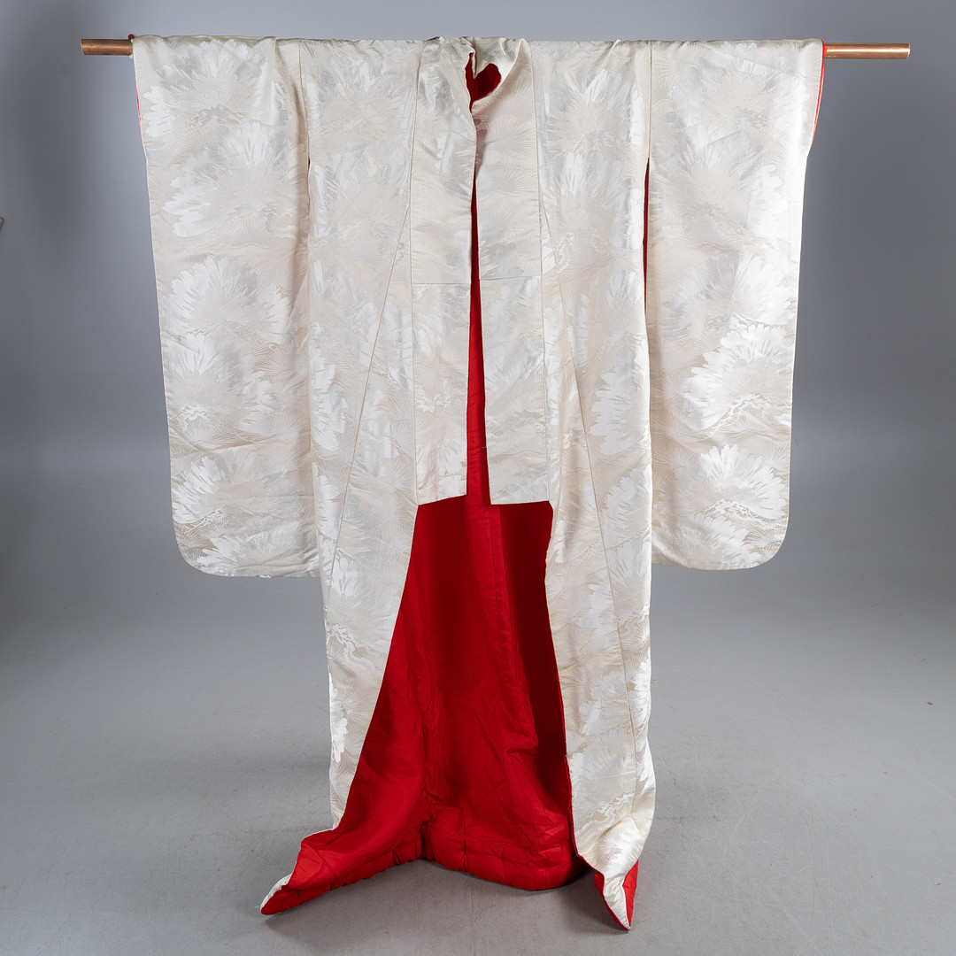 HAYASHI KIMONO / SHIROMUKU / BRÖLLOPSKIMONO, Japan, omkring 1960, I jaquardvävt siden med mönster i form av stilliserat mönster med tallar.
