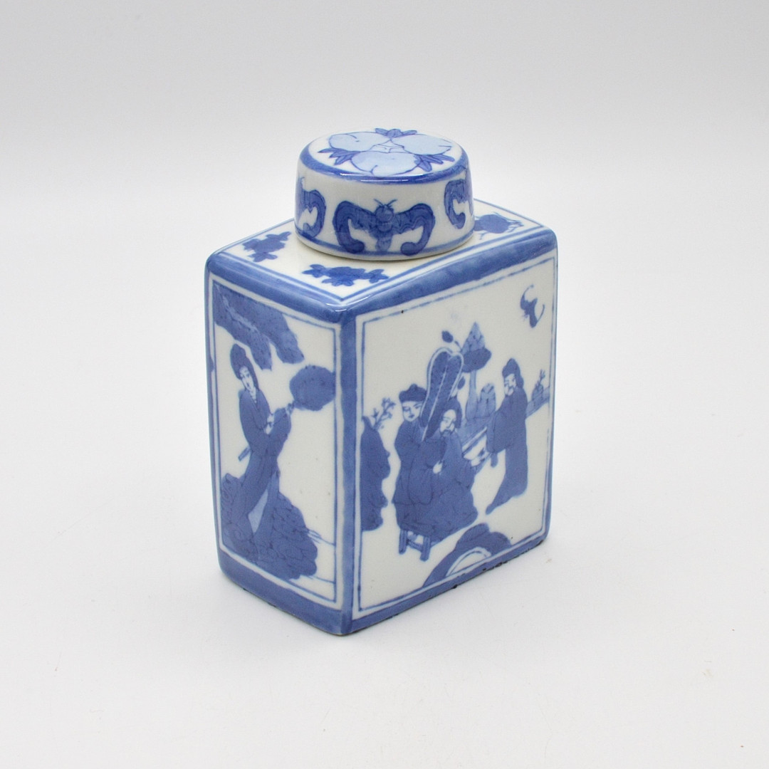 CHINESISCHE TEEDOSE, PORZELLAN, FIGÜRLICHE VERZIERUNG, BLAU AUF WEISS, CHINA, 20, JAHRHUNDERT.