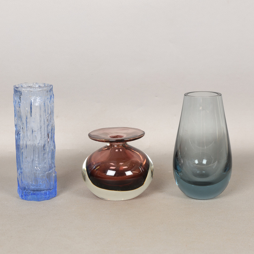 THREE ART GLASS VASES (3).