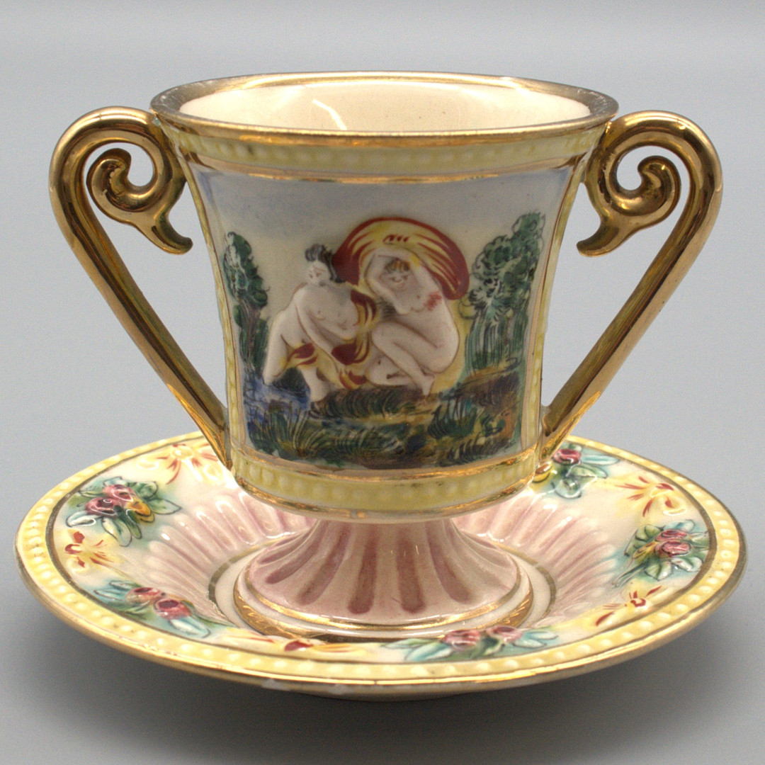 CAPODIMONTE. TASSE MIT RELIEFDEKOR SOWIE GOLDRAND, ITALIEN UM 1900.
