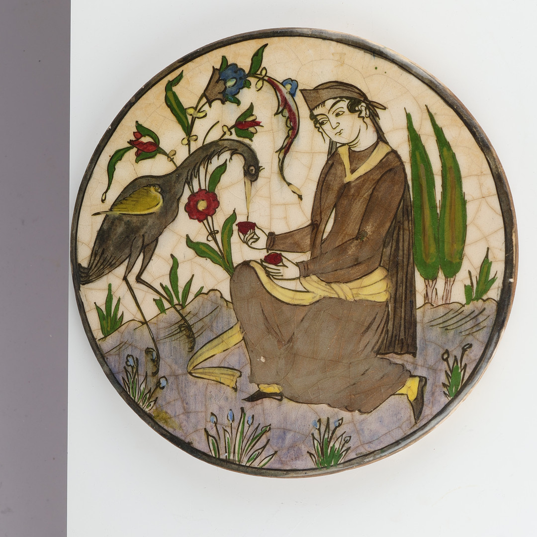 Cirkulær plade af glaseret stentøj med figurmotiv, antageligt persisk, 1900-tallet.