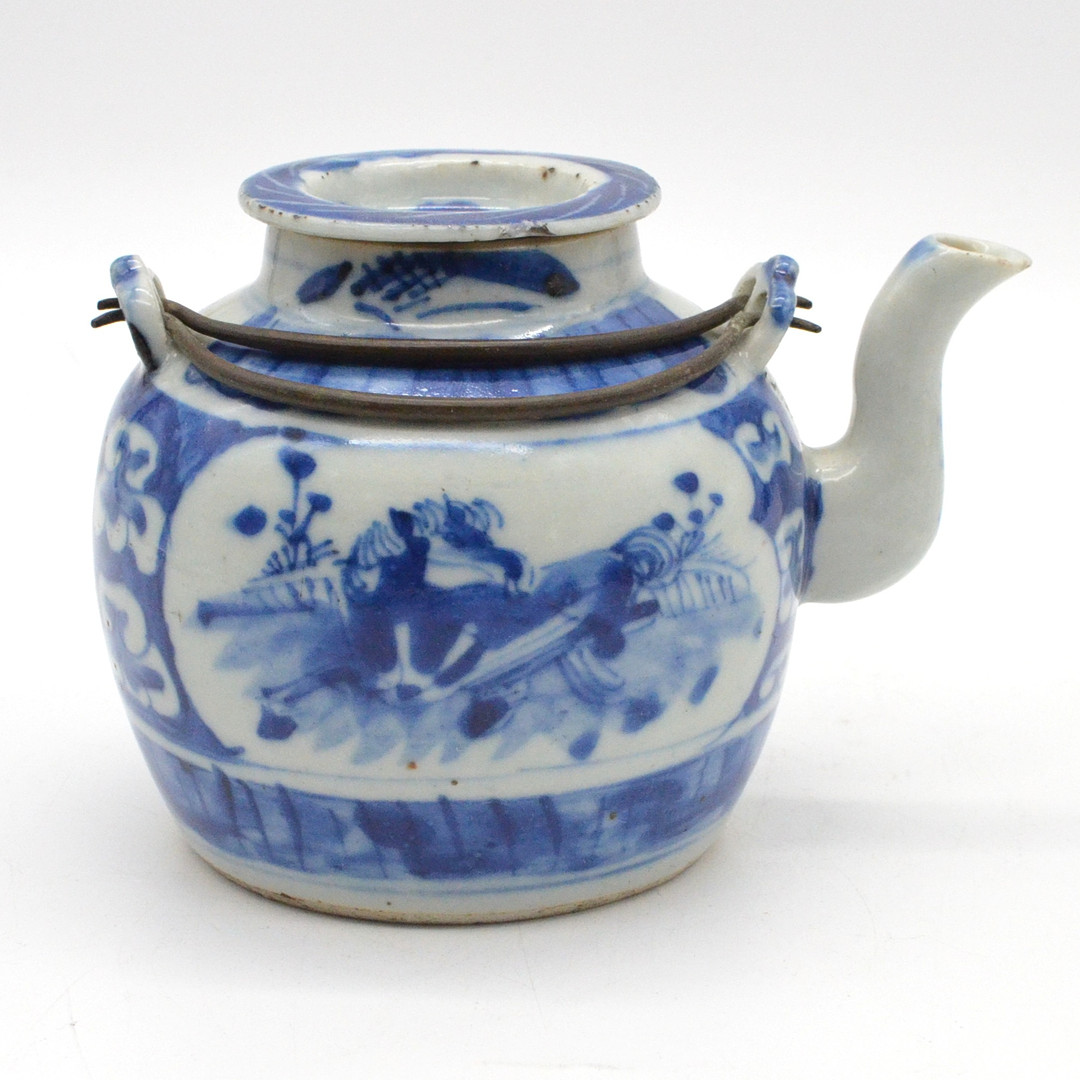 ANTIKE CHINESISCHE TEEKANNE, PORZELLAN, METALLHENKEL, PFERD-MOTIV, 18. ODER 19. JAHRHUNDERT.