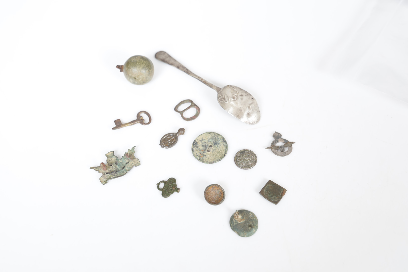 A COLLECTION OF ARTEFACTS & DETECTOR FINDS (QTY).