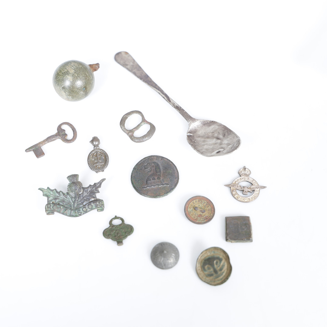 A COLLECTION OF ARTEFACTS & DETECTOR FINDS (QTY).