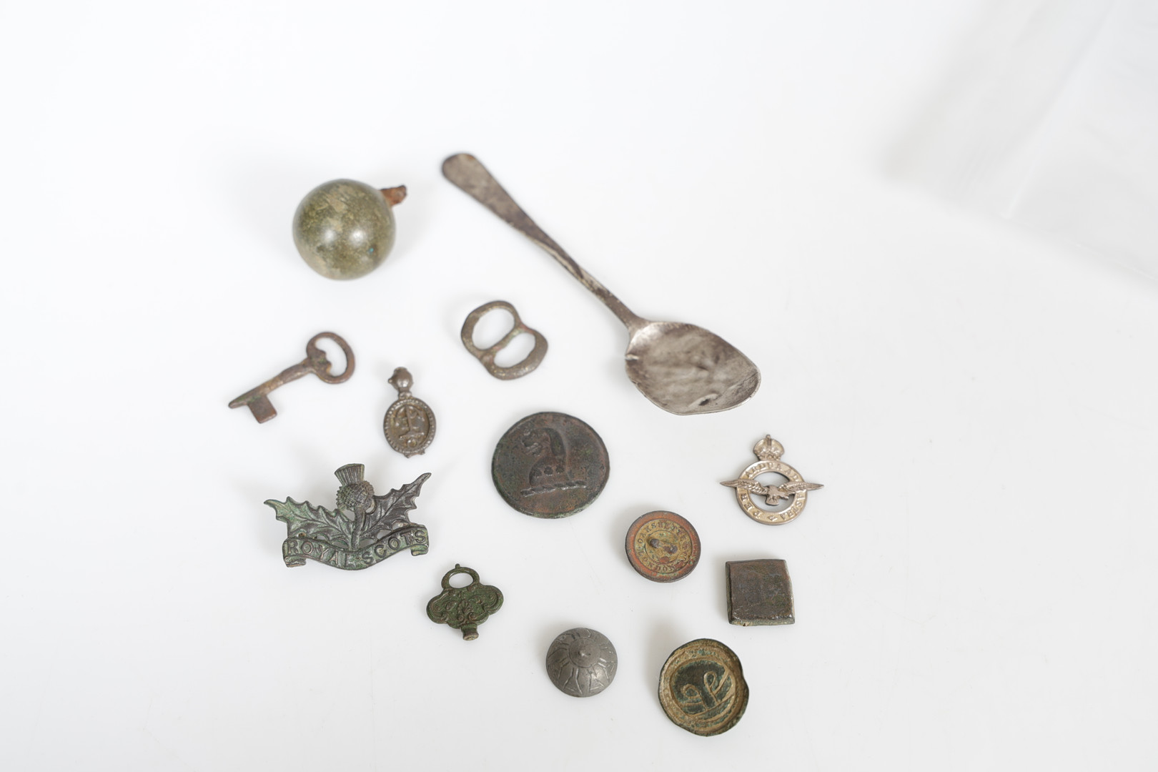 A COLLECTION OF ARTEFACTS & DETECTOR FINDS (QTY).