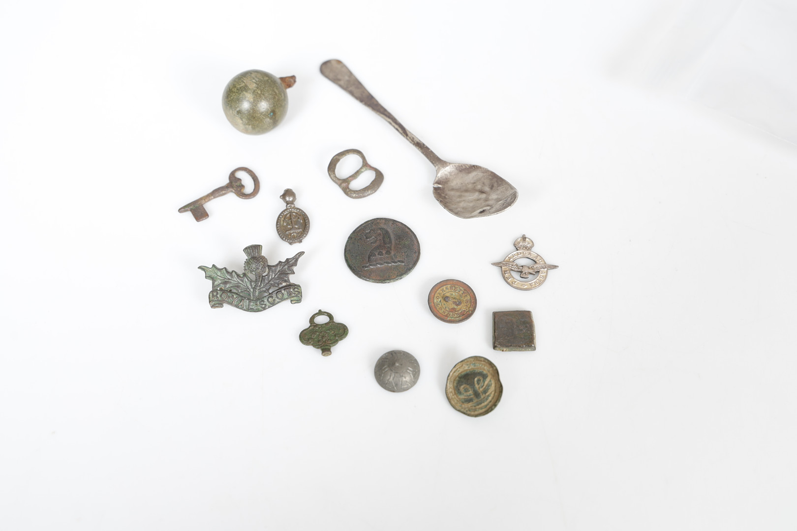 A COLLECTION OF ARTEFACTS & DETECTOR FINDS (QTY).