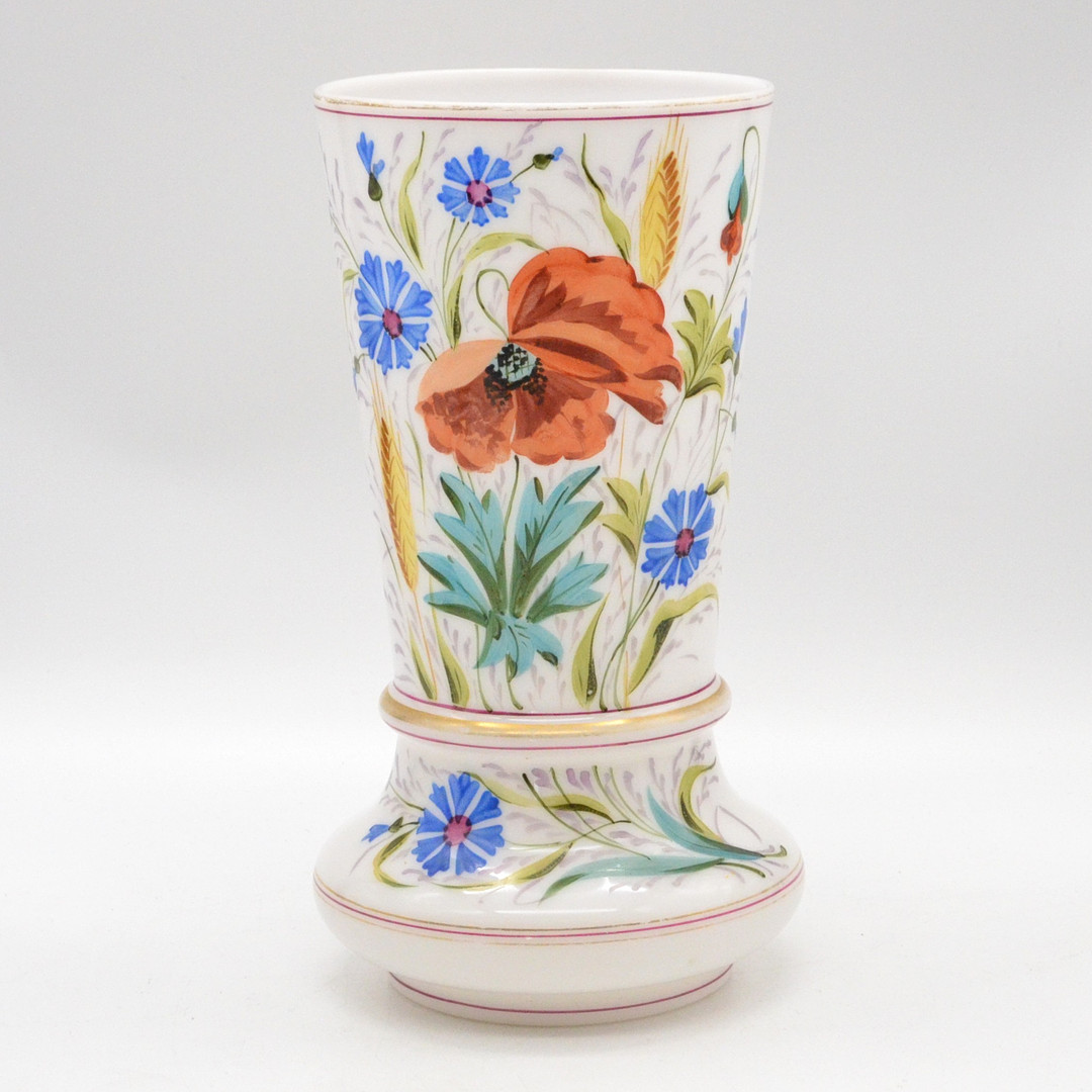 BÖHMISCHE VASE, BUNTE FELDBLUMEN AUF WEISSEM GLAS, HANDMALEREI, SPÄTE 19. JAHRHUNDERT, HÖHE CA. 25 CM.