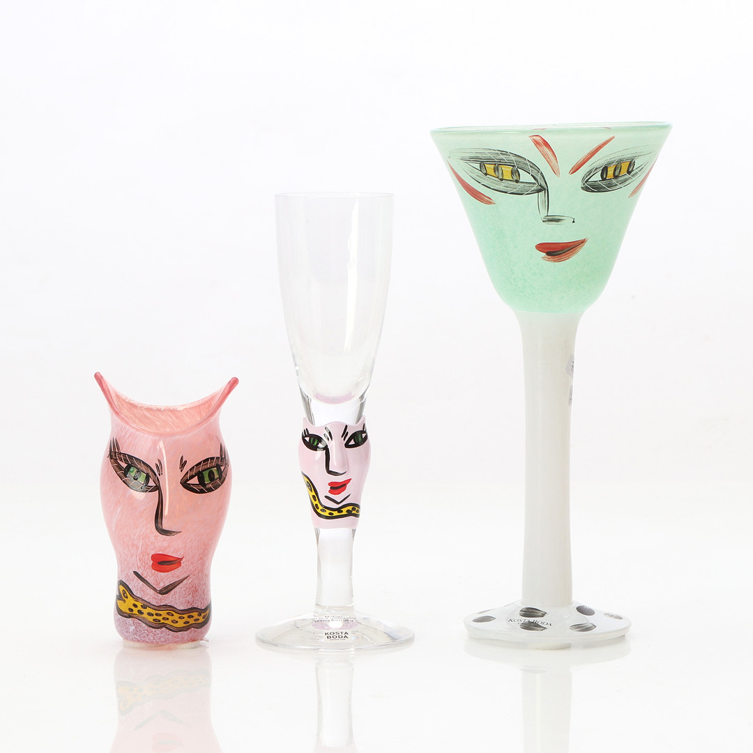 ULRICA HYDMAN-VALLIEN. GLAS, TRE DELAR. Med delvis bemålad dekor. Kosta Boda.