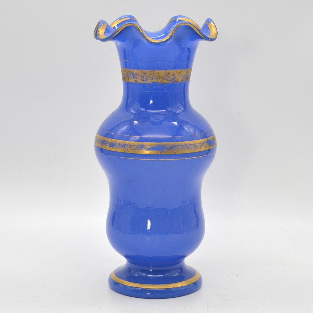 JUGENDSTIL VASE, OPALGLAS, GOLDMALEREI, HANDGEMACHT, FRANKREICH, 19. JAHRHUNDERT.