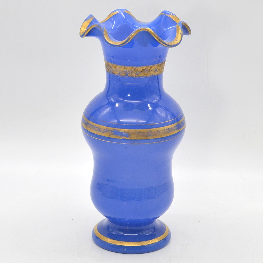 JUGENDSTIL VASE, OPALGLAS, GOLDMALEREI, HANDGEMACHT, FRANKREICH, 19. JAHRHUNDERT.