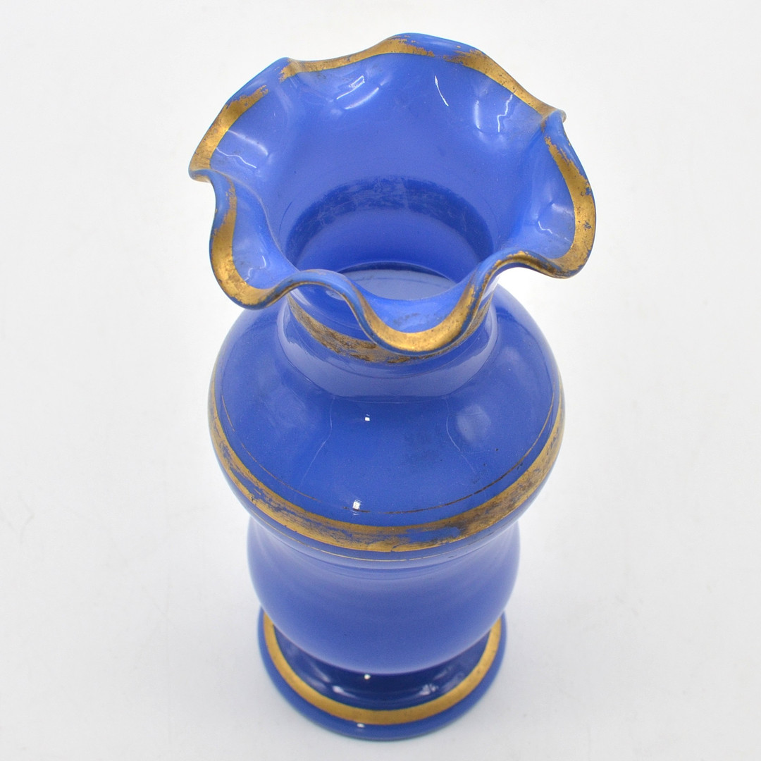 JUGENDSTIL VASE, OPALGLAS, GOLDMALEREI, HANDGEMACHT, FRANKREICH, 19. JAHRHUNDERT.