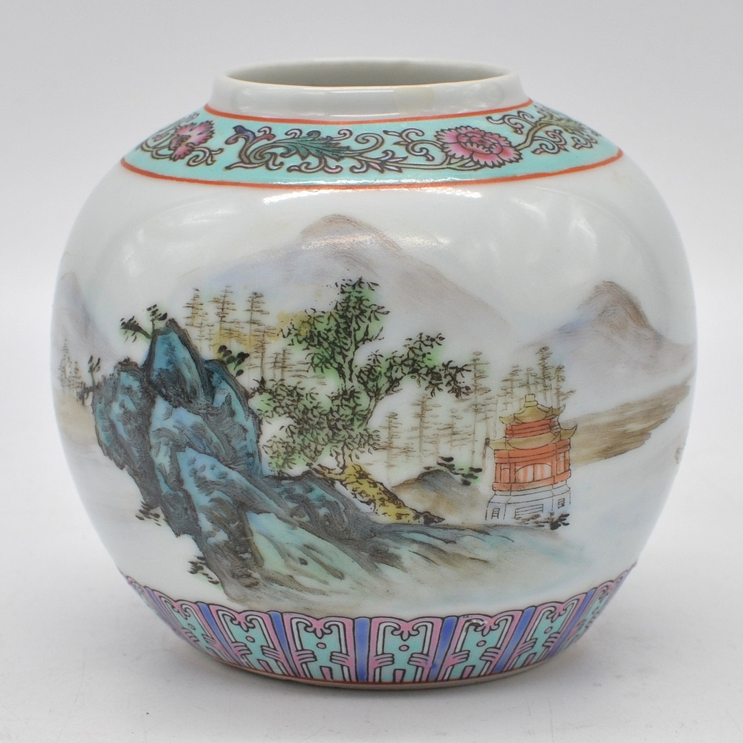 CHINESISCHE VASE, PORZELLAN, RUND, HANDBEMALT, LANDSCHAFTSMOTIV, MITTE DES 20. JAHRHUNDERTS.