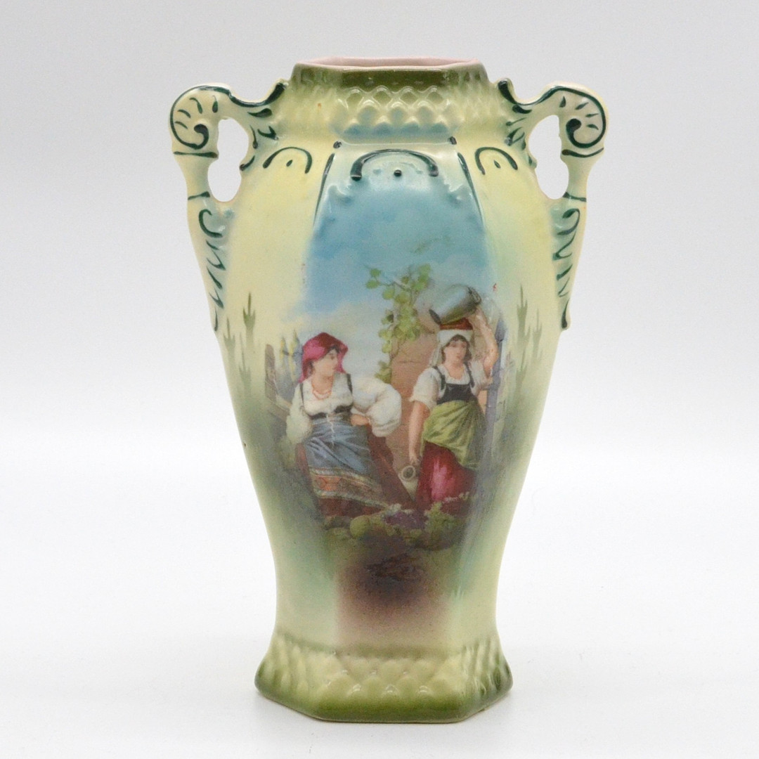 ANTIKE JUGENDSTILVASE AUS ÖSTERREICH, PORZELLAN, RELIEFIERT UND POLYCHROM, TEILS HANDBEMALT, ZWEI FRAUEN IN DER LANDSCHAFT, UM 1910ER JAHRE.