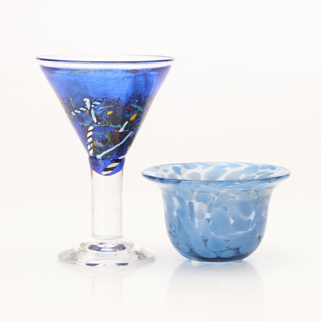 KONSTGLAS, TVÅ DELAR. Bertil Vallien resp. Ulrica Hydman-Vallien. Kosta Boda. Signerade undertill.