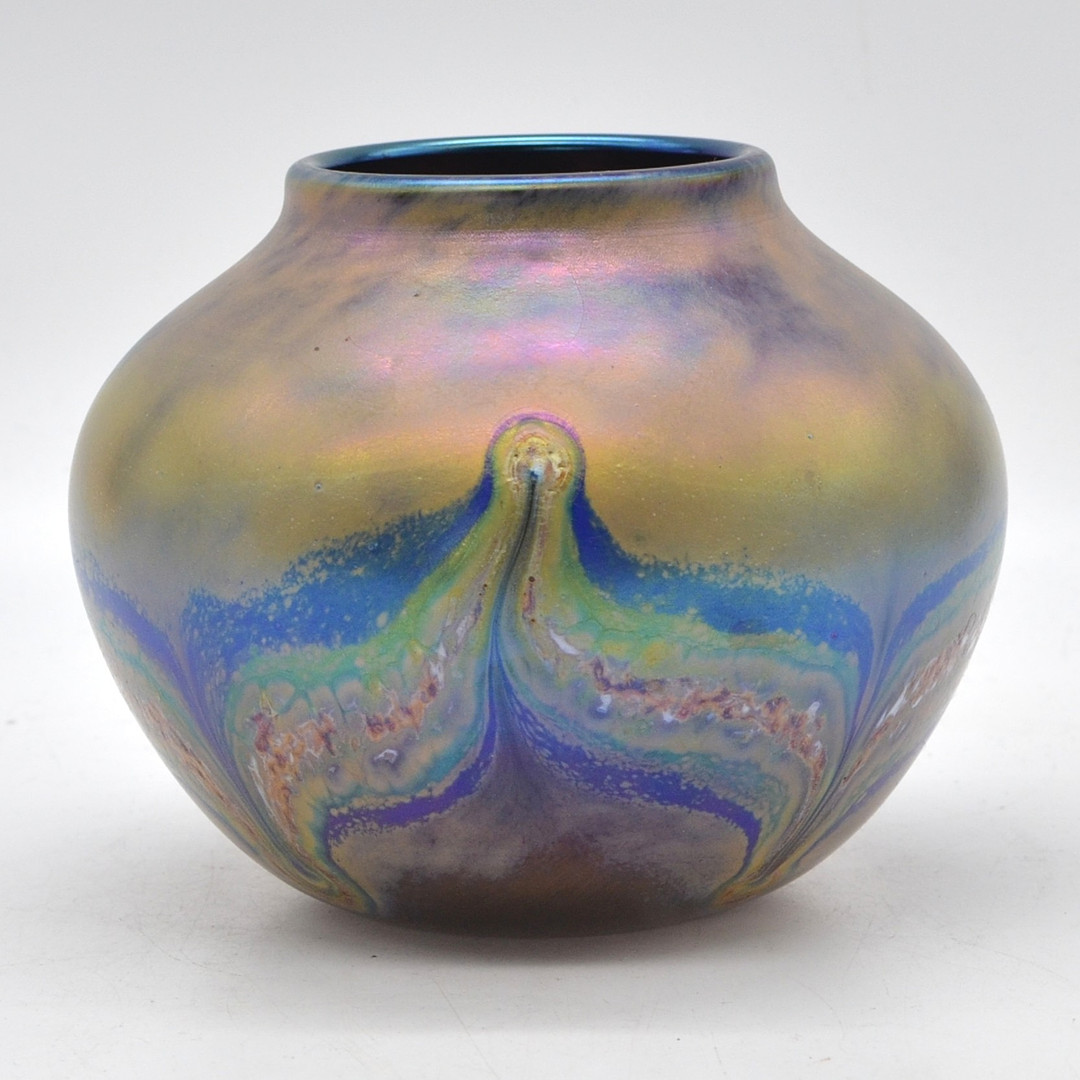 SCHMID-JACQUET. VASE, GLAS, 1989, IRISIEREND, HANDSIGNIERT UND DATIERT, HÖHE CA. 11,5CM.