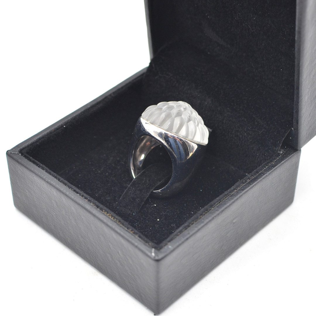 LALIQUE, "FLORA BELLA" DESIGNERRING, KRISTALLGLAS AUF STERLINGSILBER, 20. JAHRHUNDERT, GRÖSSE NR. 15 / 55 MM.