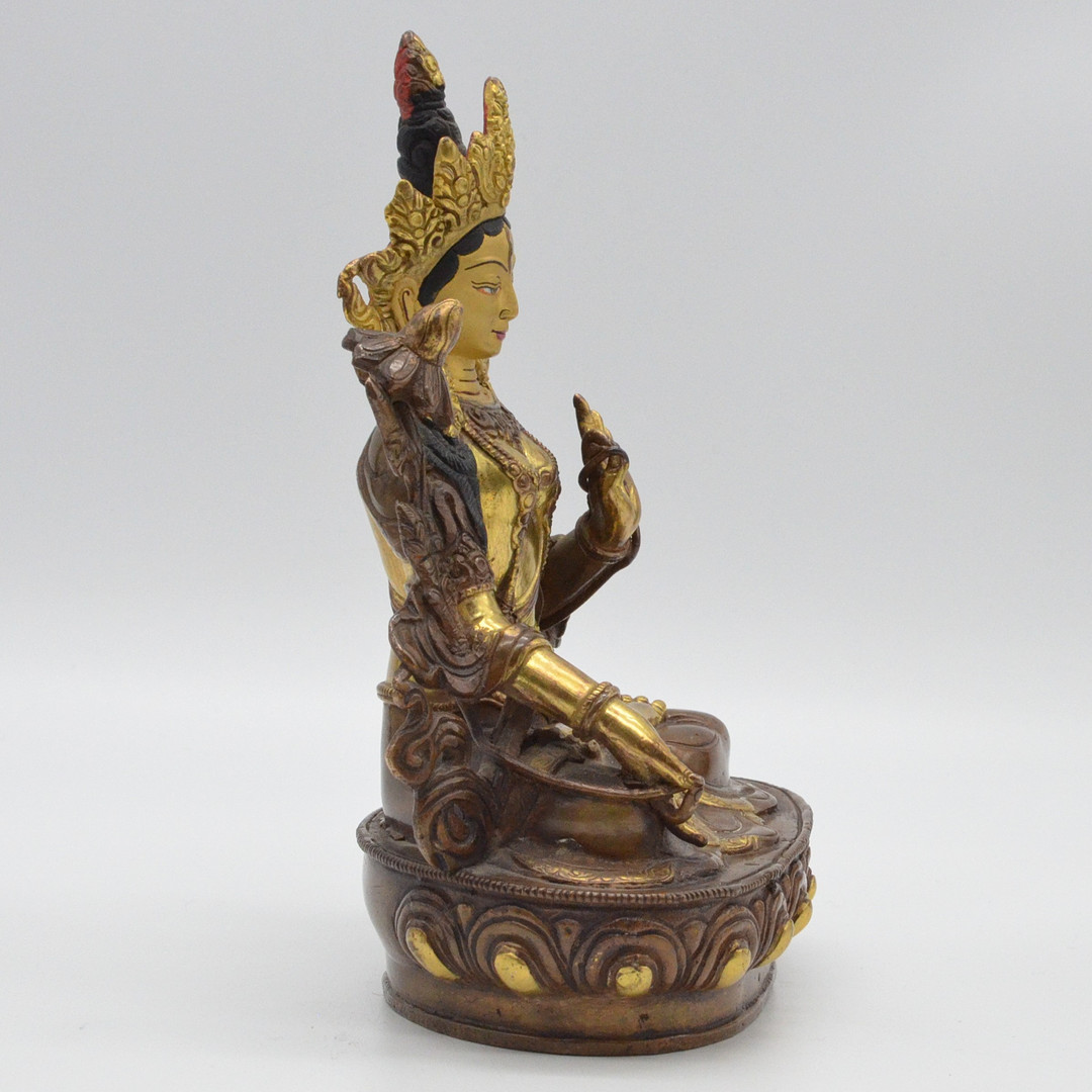 BUDDHA FIGUR "WEISSE TARA", BRONZE - TEILVERGOLDUNG, EMAILLE UND HANDMALEREI, HANDGEMACHT, 19. JAHRHUNDERT.
